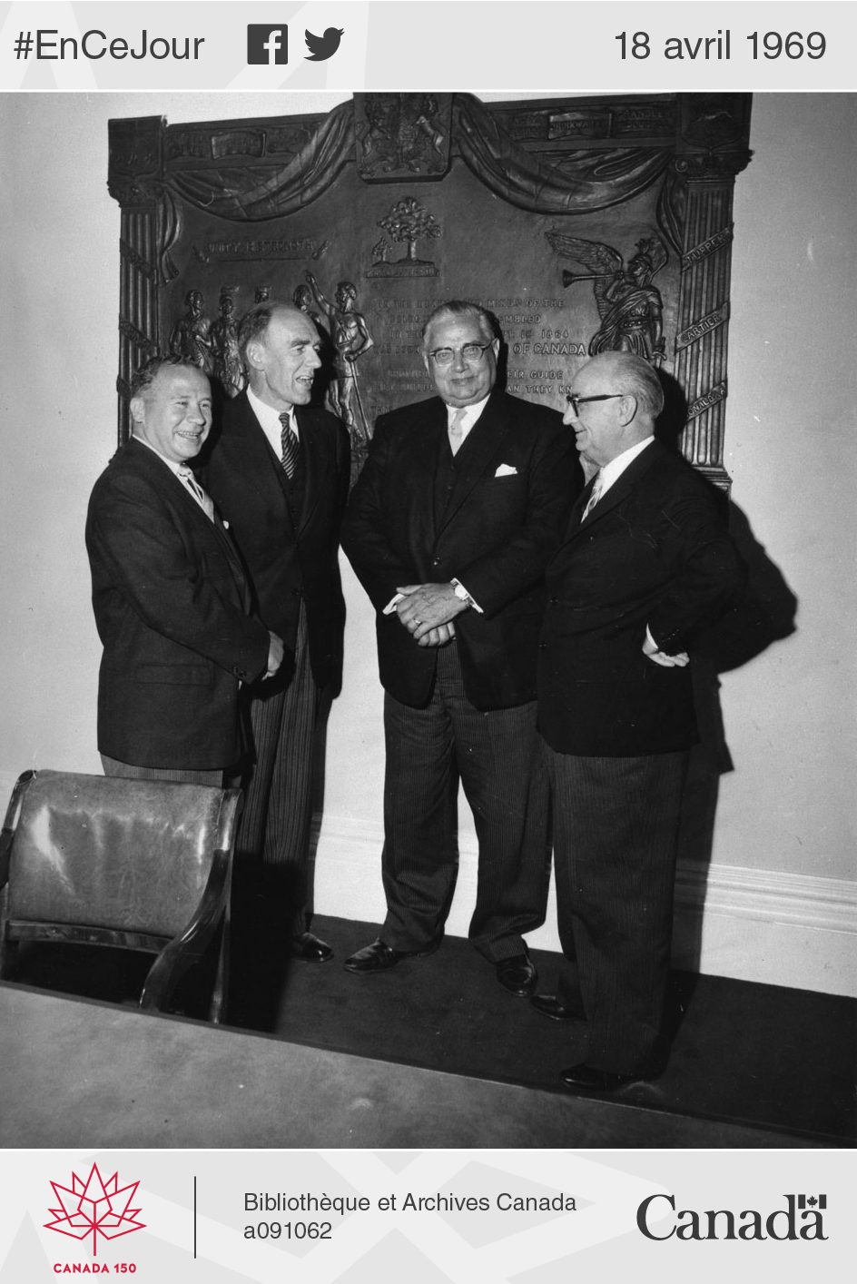 Le premier ministre du Nouveau-Brunswick, Louis J. Robichaud (premier à gauche), pose en compagnie de ses homologues Robert Stanfield (Nouvelle-Écosse), Walter R. Shaw (Île-du-Prince-Édouard) et Joey Smallwood (Terre-Neuve-et-Labrador) lors du centenaire de la Conférence de Charlottetown, en 1964.