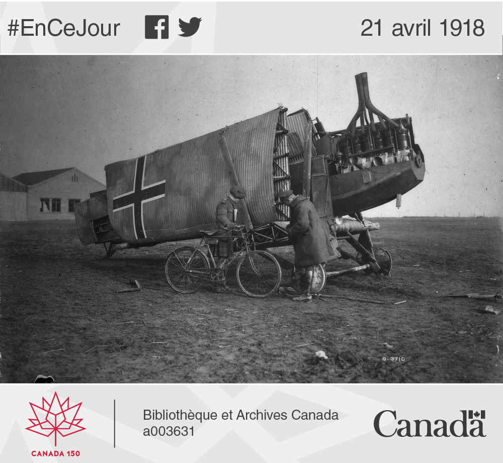 Photo de deux Canadiens qui s'intéressent à un avion allemand en fer, dont les ailes sont aussi faites en métal. Novembre 1918. 