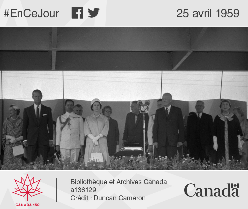 Photo du groupe officiel ayant présidé la cérémonie d'ouverture de la Voie maritime du Saint-Laurent (de gauche à droite) : Son altesse royale le prince Philip, Sa Majesté la reine Elizabeth II, le président américain Dwight D. Eisenhower et son épouse.