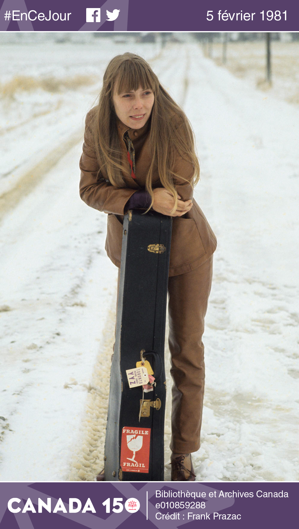 Photo de la chanteuse folk Joni Mitchell avec son étui à guitare, Alberta, 1969.