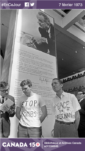 Deux militants contre la guerre du Vietnam dans le pavillon des États-Unis à Expo 67, Montréal, le 28 avril 1967.