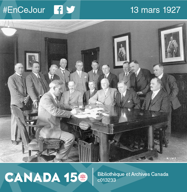 Les premiers ministres signent l'entente fédérale-provinciale sur la pension de vieillesse, à Ottawa, le 18 mai 1928.