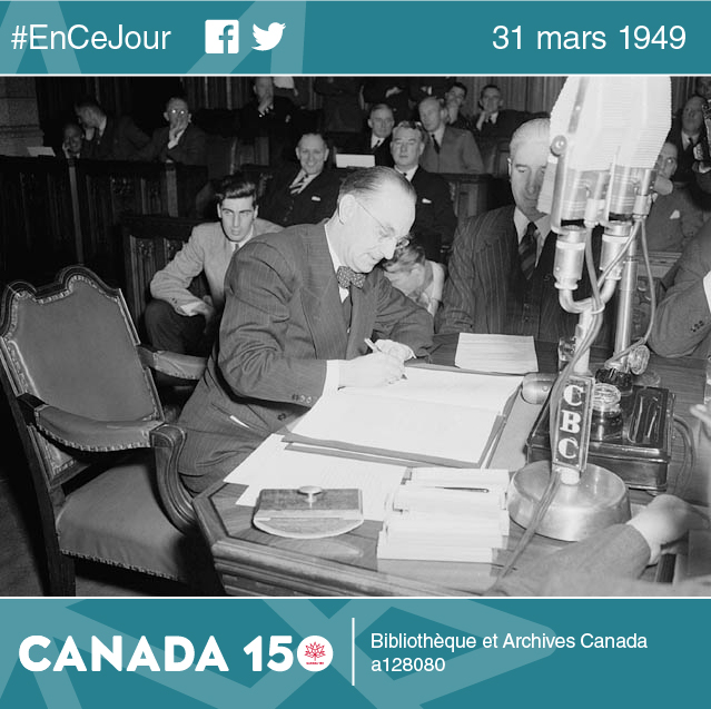 Joseph Smallwood, premier ministre de la province de 1949 à 1972, signe l'entente qui confirme l'entrée de Terre-Neuve dans la Confédération, 11 décembre 1948.