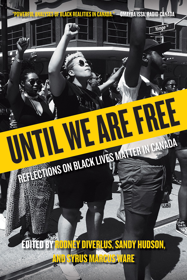 Couverture de livre intitulée «Until we are free» (en anglais) montrant une photo noir & blanc d'une foule de gens noirs levant leur poing droit