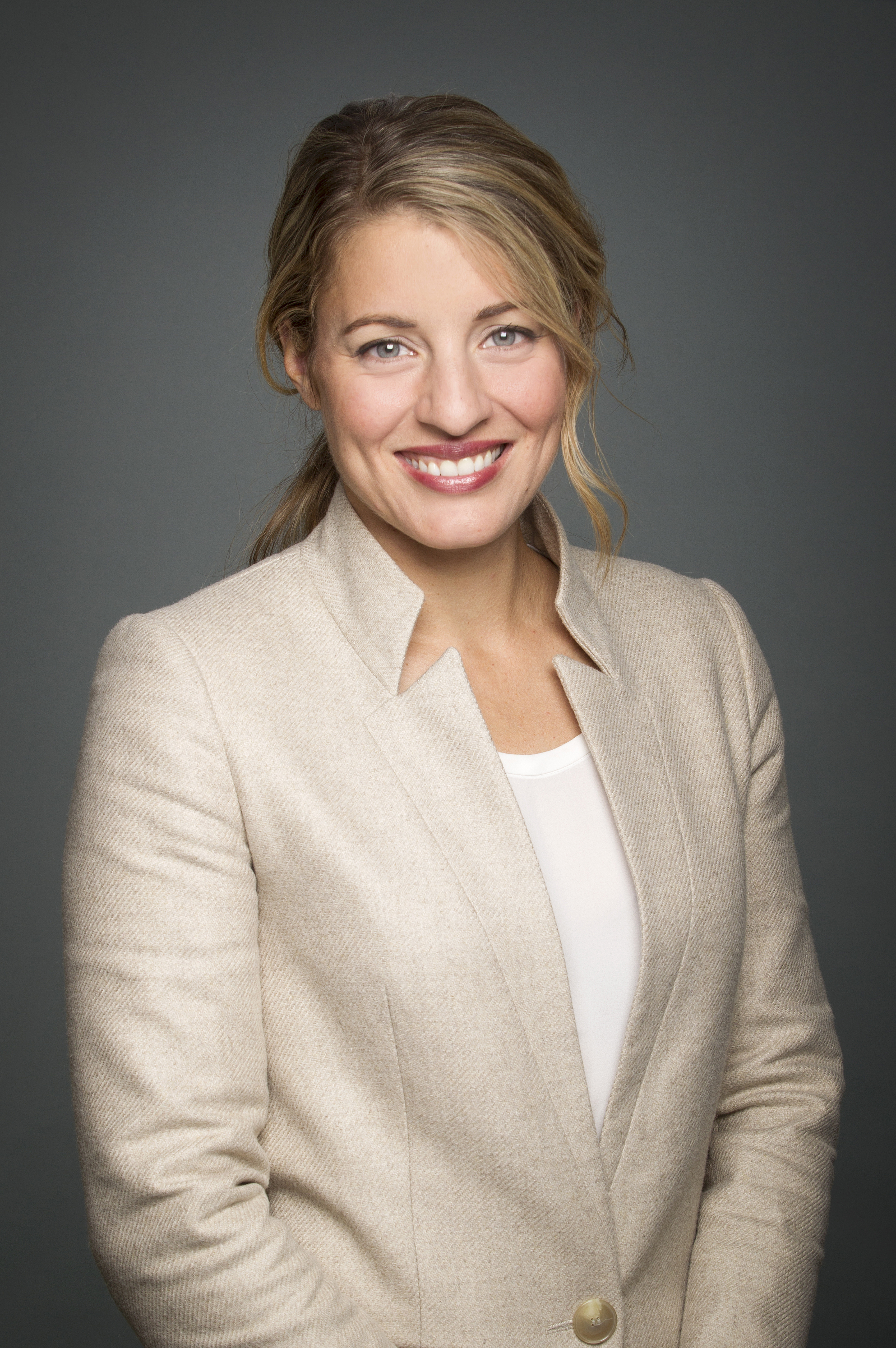 Photo de l'honorable Mélanie Joly, C.P., députée, ministre du Patrimoine canadien et des Langues officielles