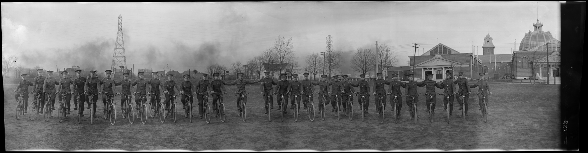 Photographie panoramique d’un régiment d’infanterie à vélo.