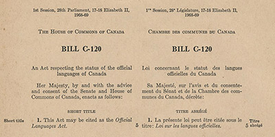 Page verticale d'un parchemin avec 2 colonnes de texte imprimé (anglais et français), chacune montrant un titre, un préambule et 3 paragraphes numérotés