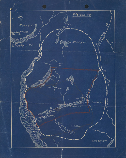 Carte monochrome négative montrant un plan de plusieurs cours  d'eau et lacs identifiés textuellement, ainsi qu'une zone ovale délimitée par un trait pointillé au centre