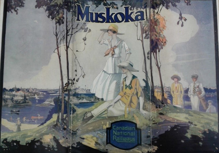 Illustration couleur intitulée «Muskoka», montrant femmes et hommes en tenue estivale (de style début XXe siècle) au sommet d'une colline surplombant une baie en arrière-plan où des gens font du canoë et se baignent