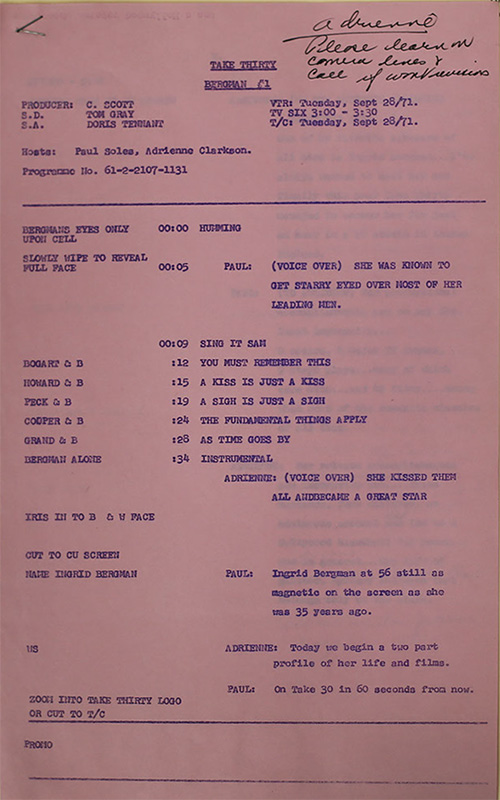 Photo couleur d'une page rose dactylographiée montrant un titre, une entête, un contenu de scénario, un pied de page et quelques annotations manuscrites dans le haut