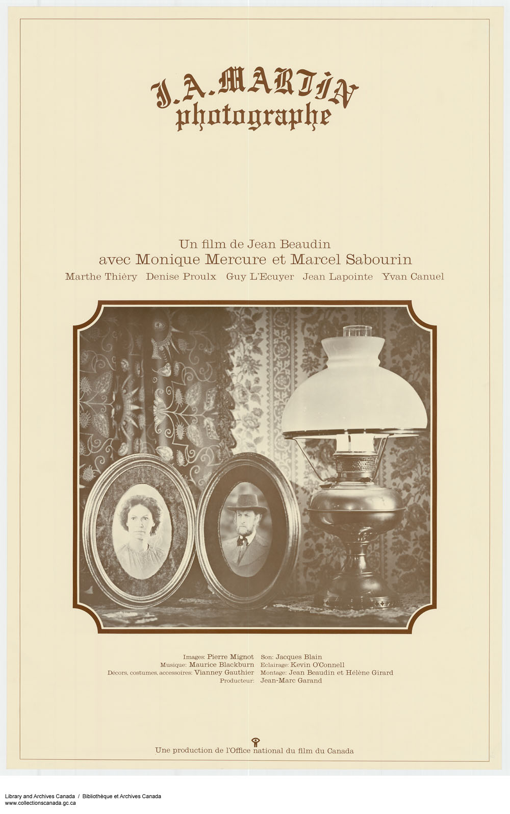 L'affiche du film montrant deux photographies encadrées (un homme, une femme) sur une table à côté d'une lampe