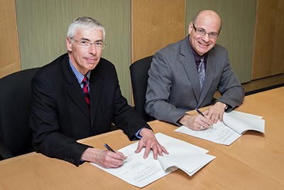 Claude Joli-Coeur, the Acting Government Film Commissioner and Chairperson at the National Film Board of Canada, and Hervé Déry, the Acting Librarian and Archivist of Canada at Library and Archives Canada (LAC), sign the Memorandum of Understanding at LAC’s headquarters, in Gatineau.