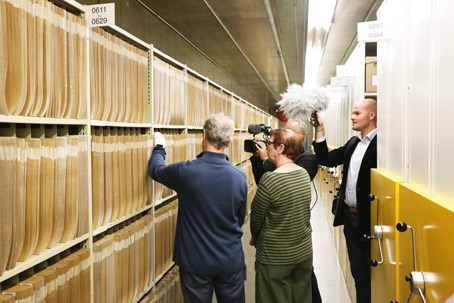 Dans une des nombreuses chambres fortes climatisées du Centre de préservation de BAC, Gilles Saint Laurent montre à Renée Ouimet où sont conservés les précieux enregistrements de son père.
