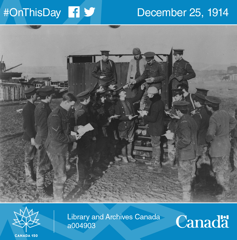 Photo of Canadian soldiers on Salisbury Plain, England, receiving their Christmas cards, 1914–1919