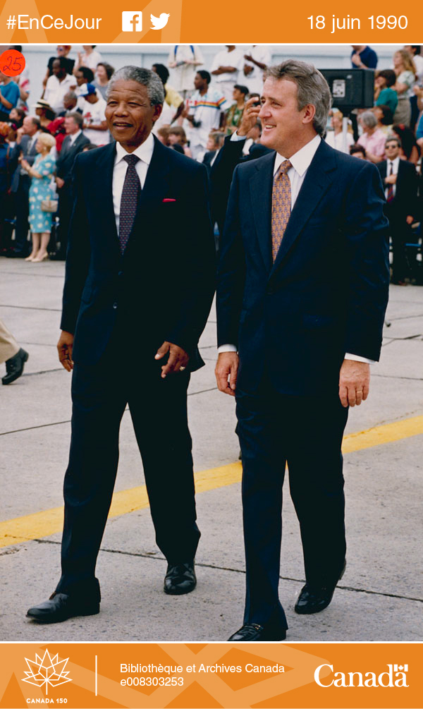 Photo de Nelson Mandela marchant en compagnie de Brian Mulroney, Ontario, 1990.