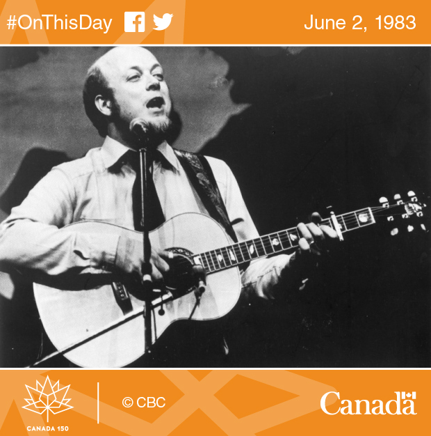 Photo of Stan Rogers singing and playing guitar.