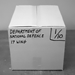   Boîte - ministère de la Défense nationale (à droite), numéro 1/10 (à gauche).