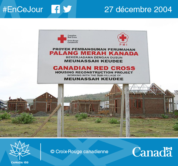 Photo d’une affiche devant un projet de construction de maisons mis en œuvre par la Croix-Rouge canadienne, Indonésie, vers 2005. 