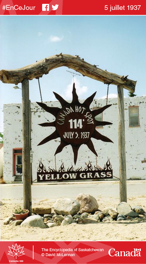 Photo du panneau indiquant que la ville de Yellow Grass, en Saskatchewan, était le point le plus chaud du Canada le 5 juillet 1937. Il est à noter que le panneau affiche 114 degrés Fahrenheit alors que les registres officiels d'Environnement et Changement climatique Canada indiquent 113 degrés.