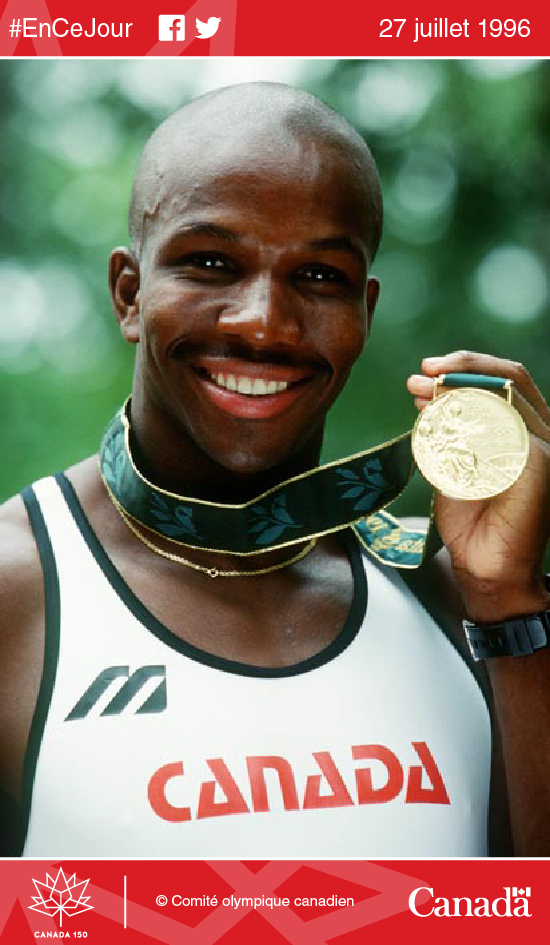 Donovan Bailey du Canada arborant la médaille d'or qu'il a remportée au 100 mètres masculin lors des Jeux olympiques d'été tenus à Atlanta, en 1996. Source : © Comité olympique canadien