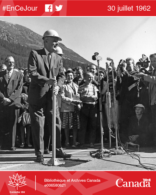 Photo du très honorable John G. Diefenbaker lors de l'inauguration de la route Transcanadienne, col Rogers, Colombie-Britannique. Source : Bibliothèque et Archives Canada, e006580621
