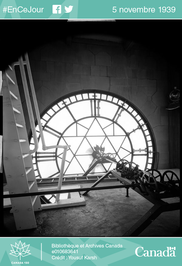 Photo montrant l’intérieur de l’horloge de la Tour de la Paix, 1945.