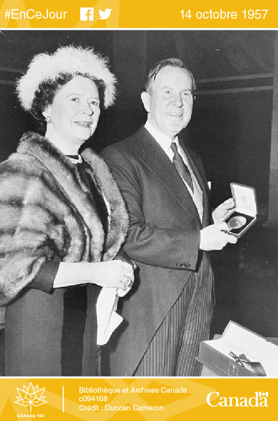 Photo de Lester B. Pearson, accompagné de son épouse, recevant le Prix Nobel de la paix, à Oslo (Norvège), en 1957.
