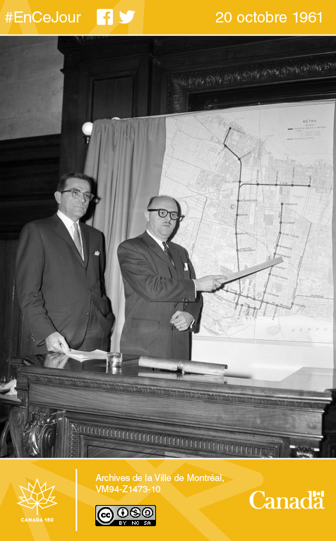 Photo du maire de Montréal, Jean Drapeau (à droite), et du président du comité exécutif, Lucien Saulnier, présentant le projet de métro pour Montréal, 20 octobre 1961.