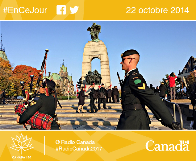 Photo de la cérémonie de commémoration de l’attentat au Monument commémoratif de guerre, Ottawa, 22 octobre 2015.