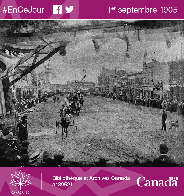 Photo montrant un défilé dans les rues d’Edmonton organisé pour célébrer l’adhésion de l’Alberta à la Confédération canadienne, 1er septembre 1905.
