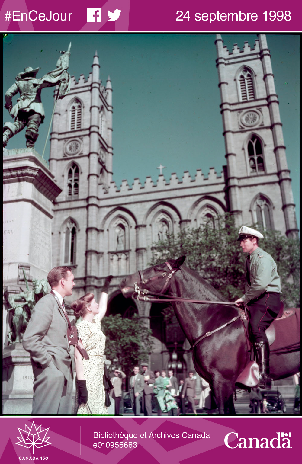 Photo d’un policier à cheval avec des touristes à la Place d'armes de Montréal. À l'arrière-plan : le monument de Maisonneuve et l'église Notre-Dame. Juin 1950