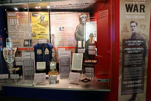 BAC a notamment fourni des reproductions de photographies, de cartes et d’affiches ainsi que des photocopies des formulaires d’enrôlement dans le Corps expéditionnaire canadien et des dossiers de service de plus de 30 membres du Temple de la renommée du hockey.
